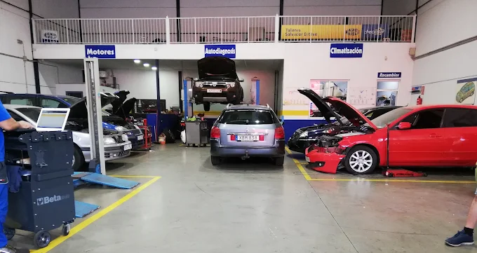 Foto del interior del taller de mecánica